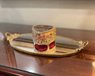 Mirrored tray, perfect for displaying your perfume & other accessories, or add a vase of fresh flowers & double the flower power. 