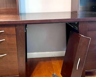 Extra drawer with rails. Can be added.