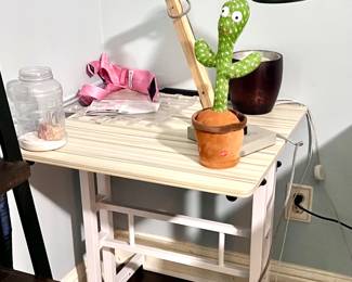 Small side corner table w/lamp