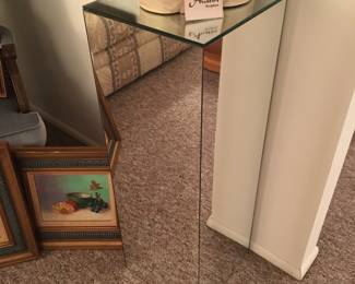 Mirrored display pedestal