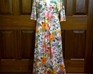 Vintage 1970s dressing gown by Vanity Fair.......To register so you can place bids go to www.capitolsalesservices.hibid.com