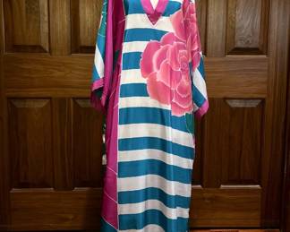 Vintage Oscar de la Renta caftan dress.......To register so you can place bids go to www.capitolsalesservices.hibid.com