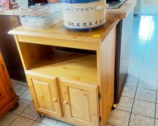 Wooden Stand with Slow Cooker and Glass Pyrex