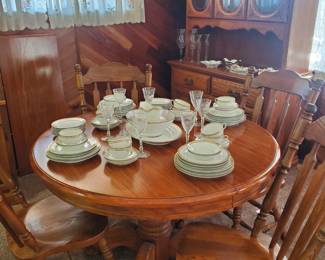 Nice oak round table with 4 chairs and leaf