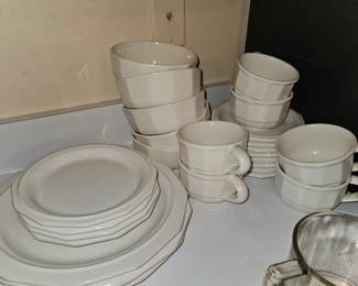 Pfaltzgraff Heritage Dinnerware 25pcs!
