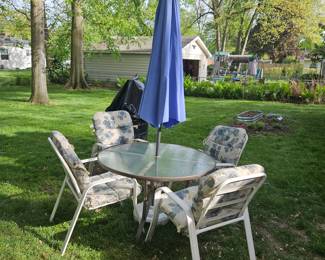 Outdoor Dining Set w/Umbrella & Cushions!
