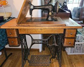 Vtg Singer Treadle Sewing Machine W/Cabinet!
