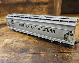 Vtg. HO Athearn Norfolk & Western 71823 Center Flow 4 Bay Covered Hopper 