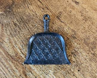 Vtg. Dustpan - 1/12 Scale Dollhouse Cast Metal Miniature Tool ISL2415