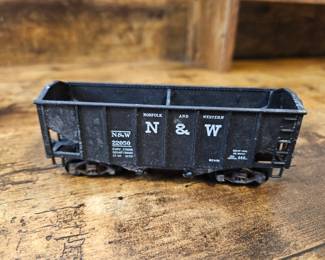 Vtg. Ulrich HO Scale Norfolk & Western Rib Sided Hopper 22050