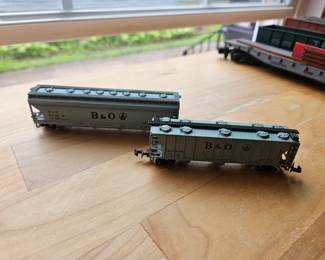Vtg. Bachmann N Scale B&O 837025 Quad Bay Covered Hopper & Vtg. Bachmann N Scale B&O 837082 3-Bay Covered Hopper w/Knuckle Couplers 