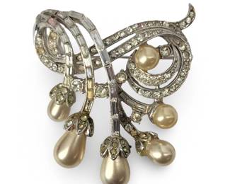 Exquisite Mid Century Hollycraft Brooch
