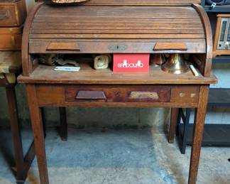 Rolltop Desk With 7 Drawers, 42" x 36" x 27"
