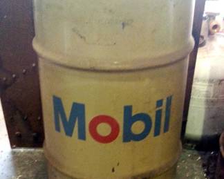 Vintage Mobil Oil 30 Gallon Barrel With Lid, 27" x 14.5"