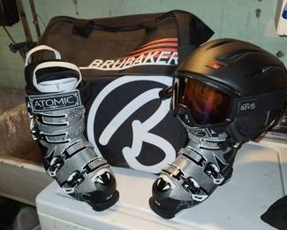 Atomic Silver ski boots, size 23.5 (6.5 LADIES), with Memory Fit. Bots are spotless!