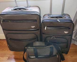 Set of 3 luggage by Dockers. In great condition.