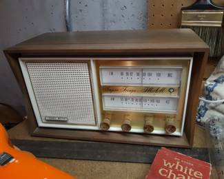 This radio is shy when you turn it on, but really belts it out once warmed up.
