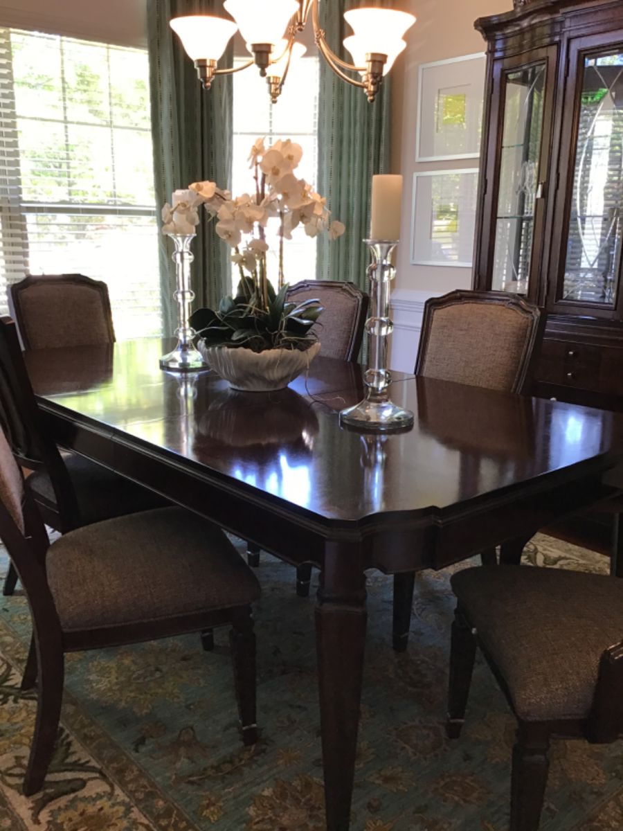 The Basset Dining Room Table comes with 2 extensions and 6 chairs. It is AVAILABLE FOR IMMEDIATE PURCHASE. Priced at 1,200