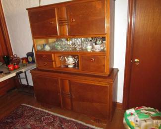 Another view of the Deco hutch