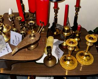 ooh genie lamp!! and Midmodern side table, cool!