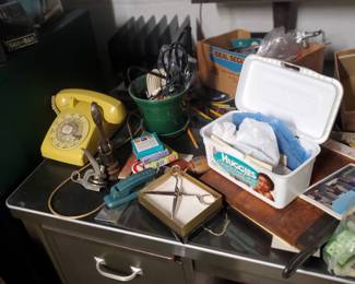 oooh cool Yellow rotary phone... and another great shot of the desk