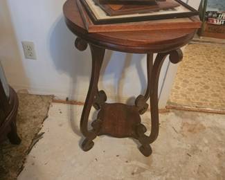 I believe this is called a harp. Style table