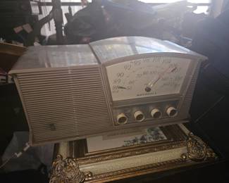 Very cool working radio. It has tubes, so it takes a few seconds to start. 