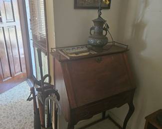 Lots of canes, Lots of tables, Lots of lamps