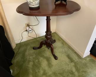 NICE CORNER  TABLE