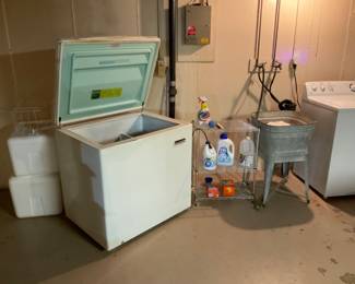 FREZZER CHEST.  , WASH TUB