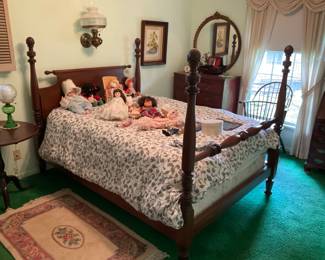 NICE PINEAPPLE ANTIQUE BED 