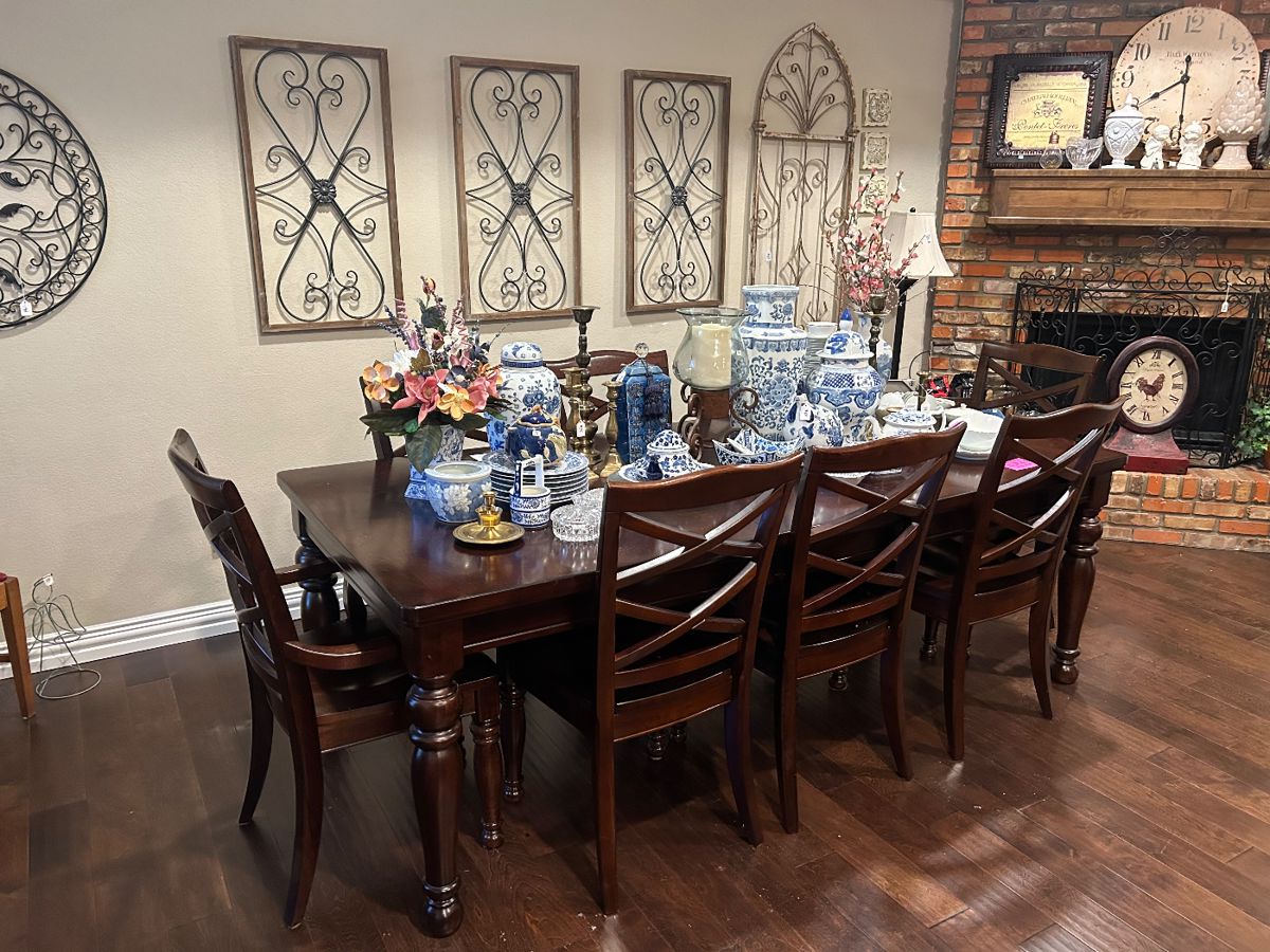 Farm style dining table with leaf and 8 chairs