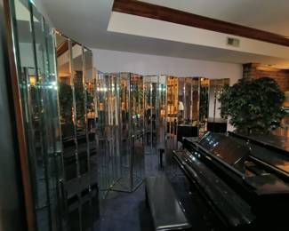 Mirrored room dividers- absolutely beautiful 
