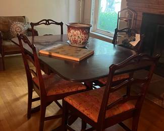 Dinning table with 2 leaves 6 chairs