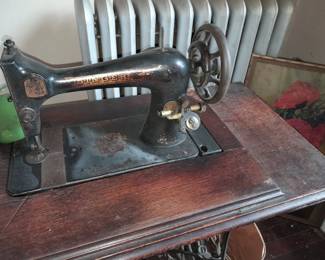 Antique Singer Sewing Machine W/ Wooden Case/Table