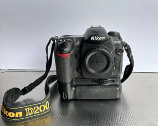 Nikon MBD200 Digital Camara with Lens and Battery Pack