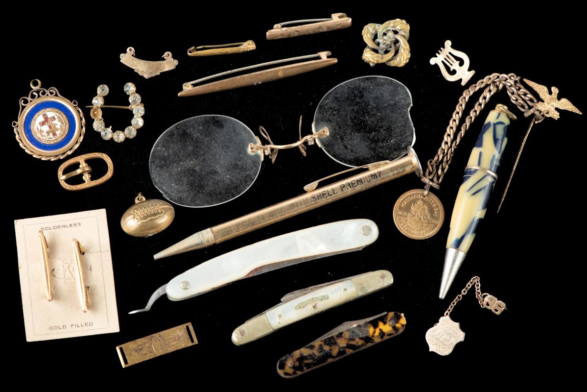 Antique glasses, antique jewelry 
