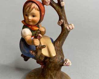 Global Hummel #141/1 Apple Tree Girl, 1940-1956
