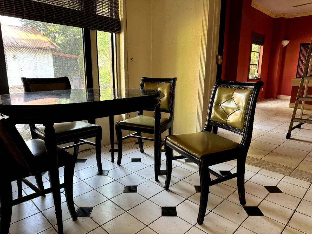 Regency Dining Set w/5 Chairs. Black Table w/two leaves. Leather Seat and Back. Good Condition. 