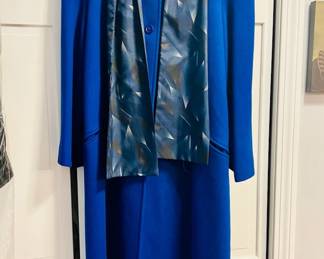 Long Wool Coat in Cobalt Blue
Petite Small. 50" from the top of the folded collar to the base of the coat. 33.5" from armpit to base of coat. Fully lined sleeves. Loop behind neck for scarf, shown. Color is truest in first three photos; a beautiful, rich cobalt blue.
