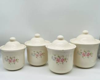 (4) Vintage Tea Rose Pfaltzgraff Kitchen Canisters with Lids
Set of four lidded canisters in graduated sizes 504, 503, 502, 501 Pfaltzgraff. Discontinued and hard to find Tea Rose pattern. One jar has a chip; please see photos. No other chips or cracks were found. This special vintage set deserves a nice cleaning to truly make it shine.