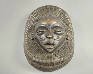 Lot 41 | Vintage Chokwe Chihongo Mask