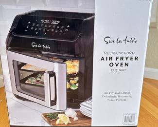 Sur la table  Air Fryer Oven ~ Multifunctional 13 qt. 