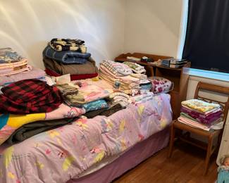 Twin Bed complete

Linens