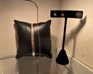 14K BRACELET, ANKLET, 10K PERIDOT EARRINGS AND ROTARY PIN