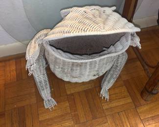 Wicker frog garbage can