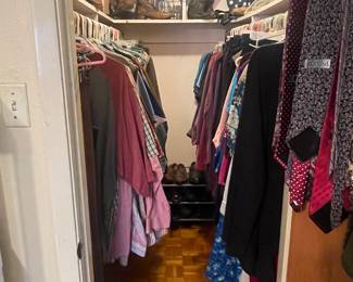 Mens and womans clothes Med to 1 x 