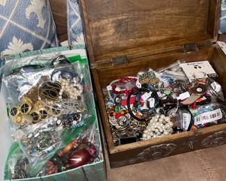 More bags of Jewelry, Watches, Bracelets and other jewelry 