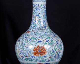 Lot 304: Chinese Porcelain Wucai Decorated Vase
