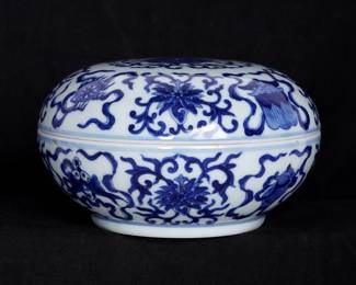 Lot 325: Chinese Porcelain Blue & White Covered Box